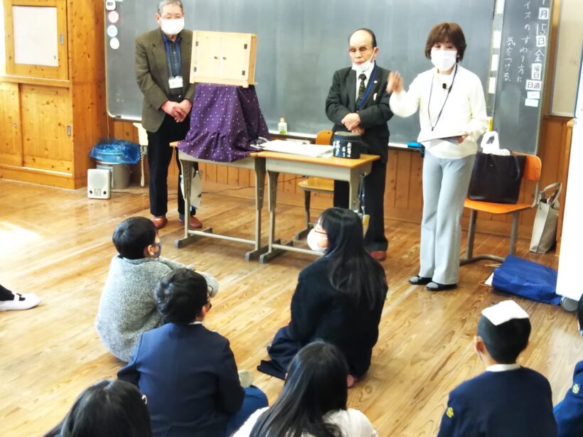 ｢戦争体験」の紙芝居に聞き入りました！