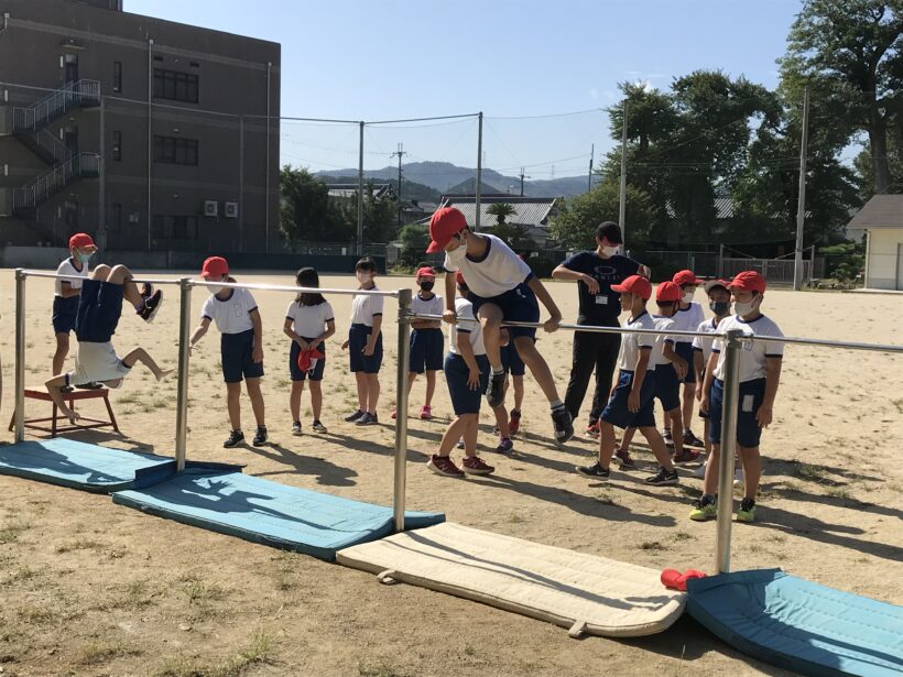 ４年生　体育の授業「鉄棒☆コウモリに挑戦！」