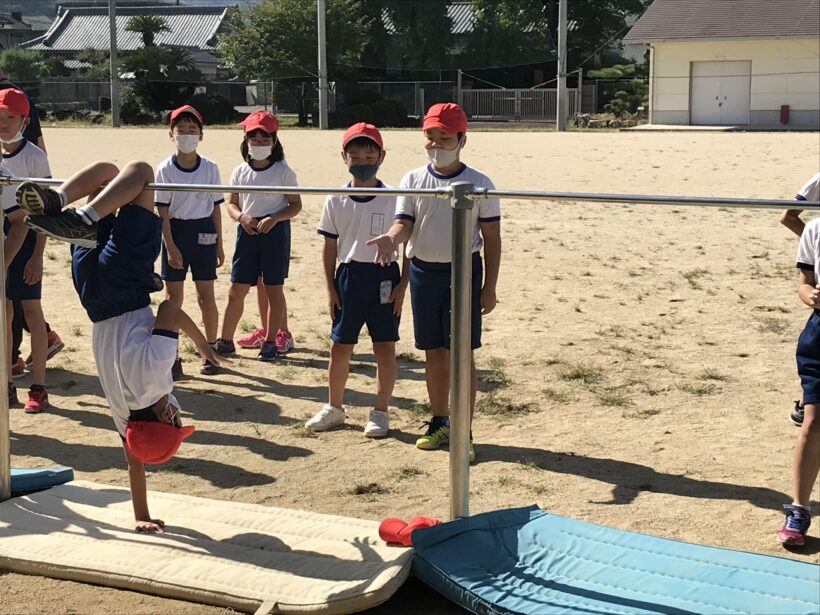 ４年生　体育の授業「鉄棒☆コウモリに挑戦！」