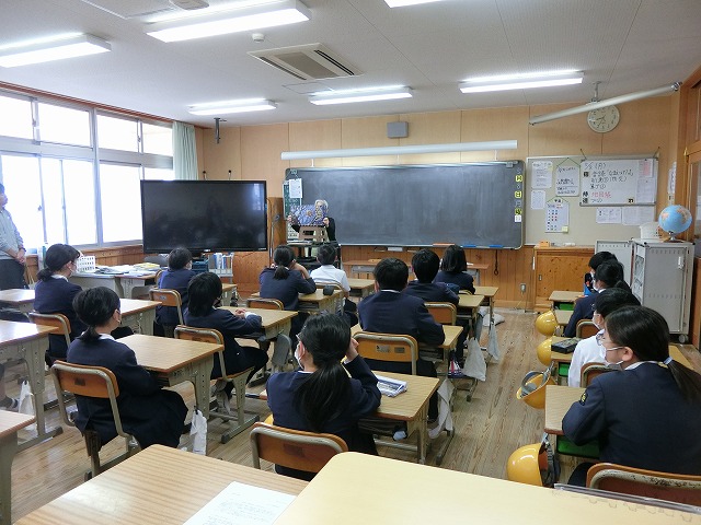 「さわらび」さんによる朝の読み聞かせ（４・５・６年）、前期児童会任命式、倒木でスクールバス運行休止