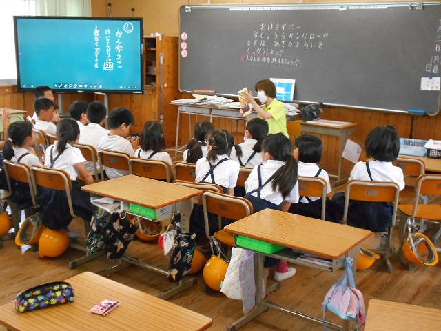 朝の読み聞かせ（低学年）