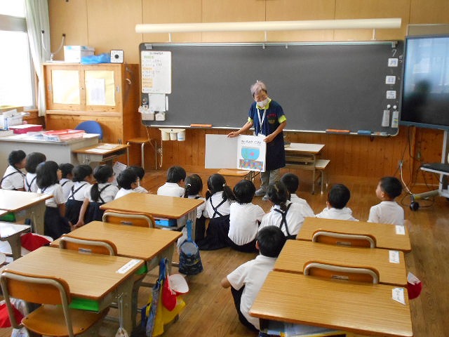 朝の読み聞かせ（低学年）