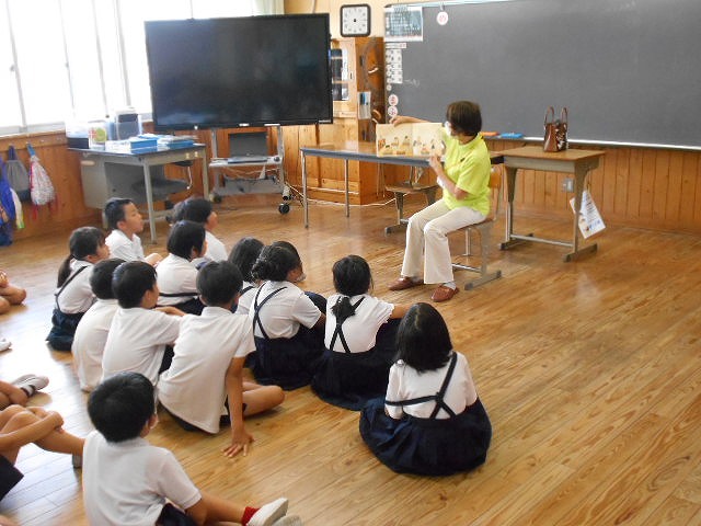 朝の読み聞かせ（低学年）