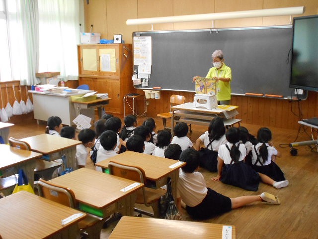 低学年読み聞かせがありました。３名の教育実習生が来ました。