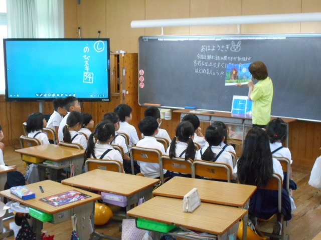 低学年読み聞かせがありました。３名の教育実習生が来ました。