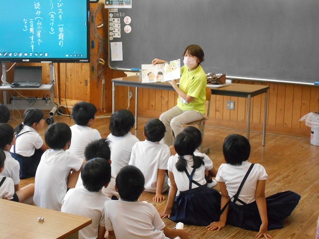 低学年読み聞かせがありました。３名の教育実習生が来ました。