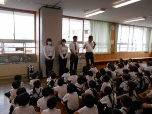 低学年読み聞かせがありました。３名の教育実習生が来ました。