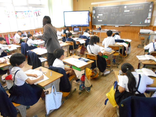 今日の授業風景（５年生は稲刈り）