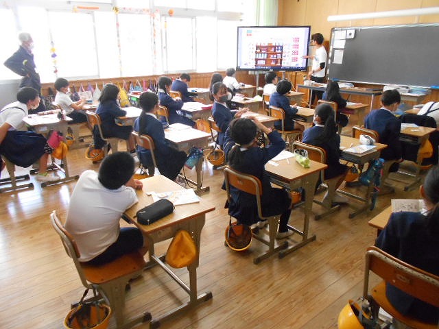 今日の授業風景（５年生は稲刈り）