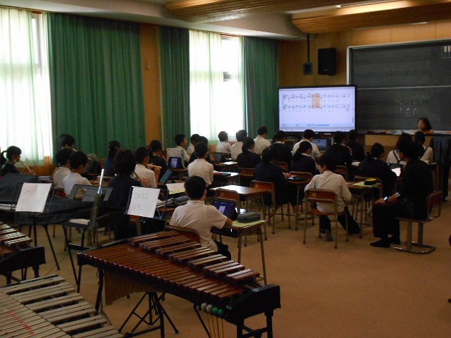 今日の授業風景（５年生は稲刈り）