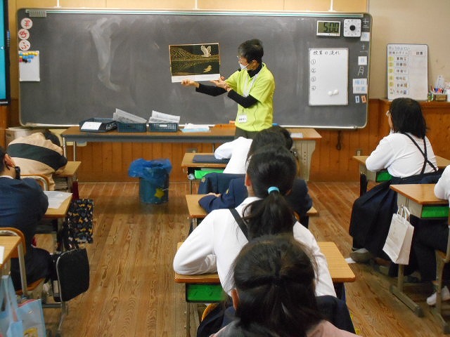 「さわらび」さんによる朝の読み聞かせ（４・５・６年）