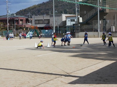 ２年・３年　体育（運動場）