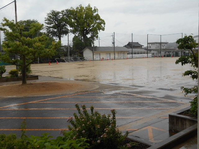 大雨警報発令のため、本日は臨時休業