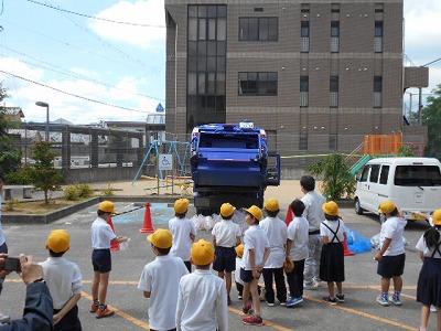 ４年　パッカー車　見学