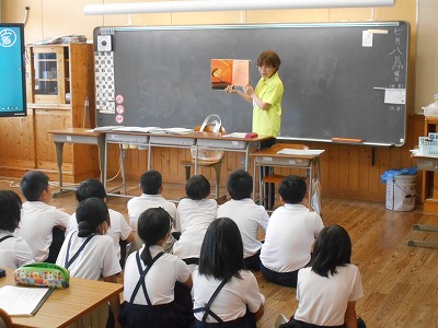 朝の読み聞かせ（高学年）、午後プール中止