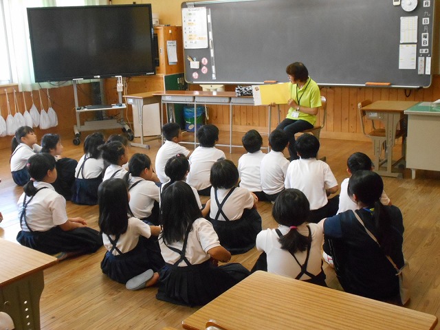 朝の読み聞かせ（低学年）