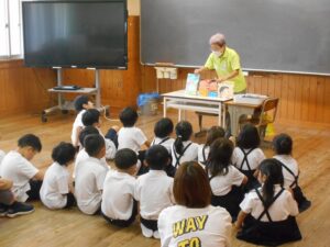 朝の読み聞かせ（低学年）