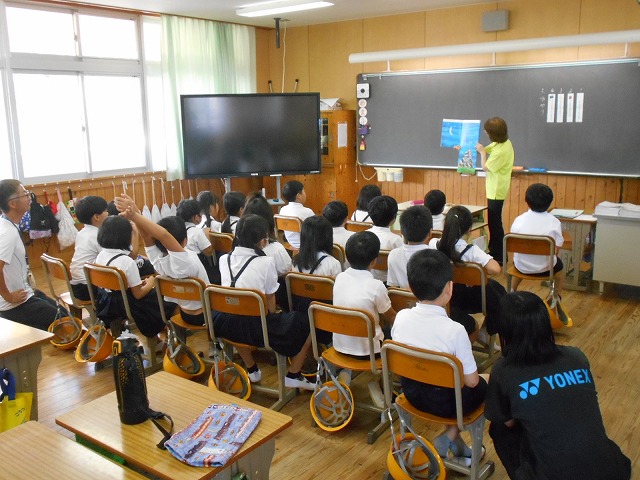 朝の読み聞かせ（低学年）