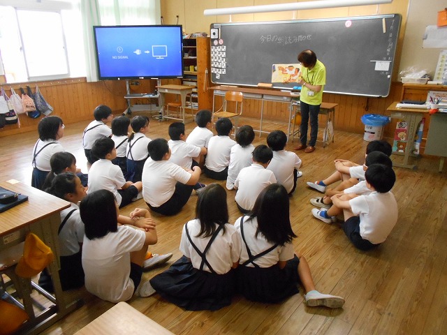 朝の読み聞かせ（高学年）