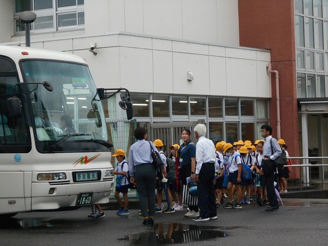 社会見学出発しました　