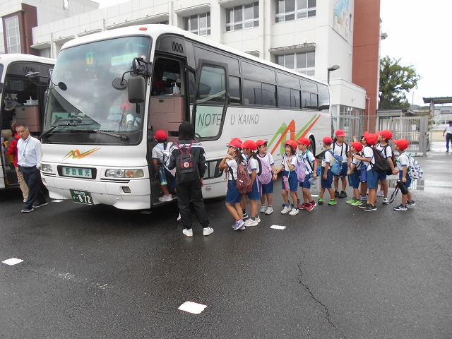 社会見学出発しました　