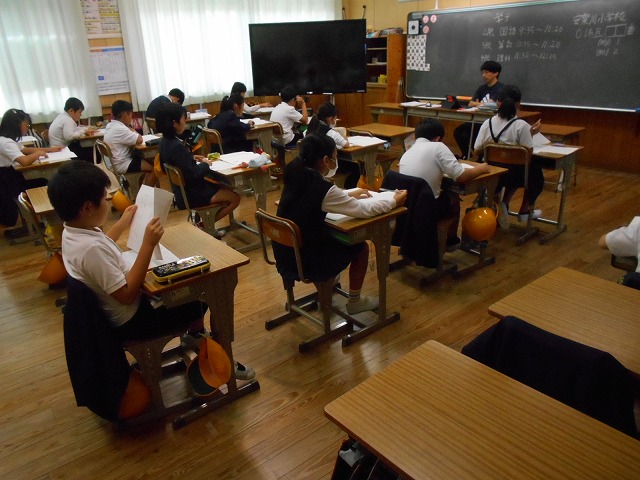 ４年生と５年生が和歌山県学習到達度調査を受けました