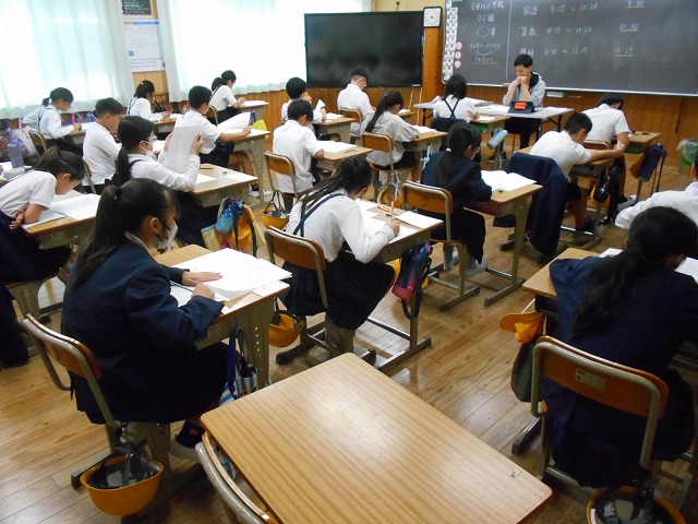 ４年生と５年生が和歌山県学習到達度調査を受けました