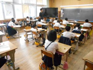 ４年生と５年生が和歌山県学習到達度調査を受けました