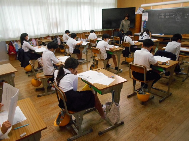 ４年生と５年生が和歌山県学習到達度調査を受けました