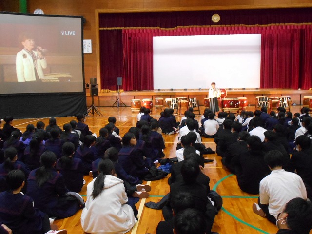 5年生　荒川中学校へ訪問（りら高校の舞台、素晴らしい！）