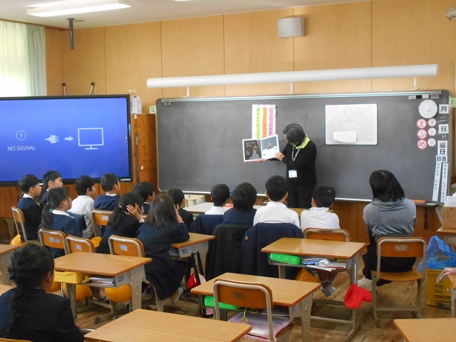 朝の読み聞かせ（低学年）