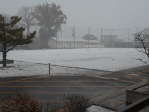 運動所に積雪、つながりクラブ発表会