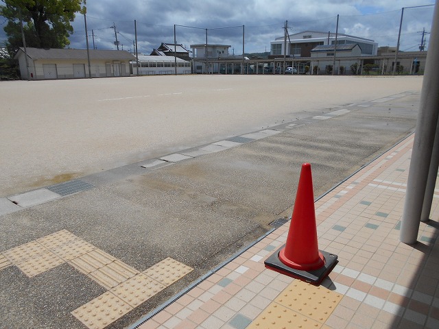 雨上がりの運動場