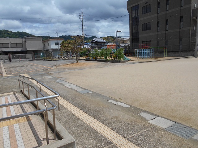 雨上がりの運動場