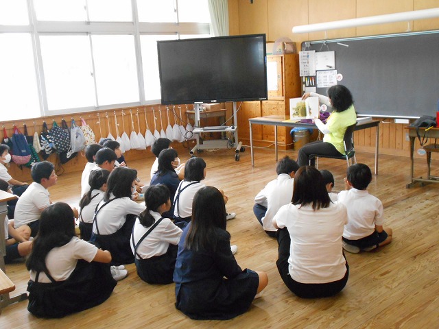 朝の読み聞かせ（高学年）