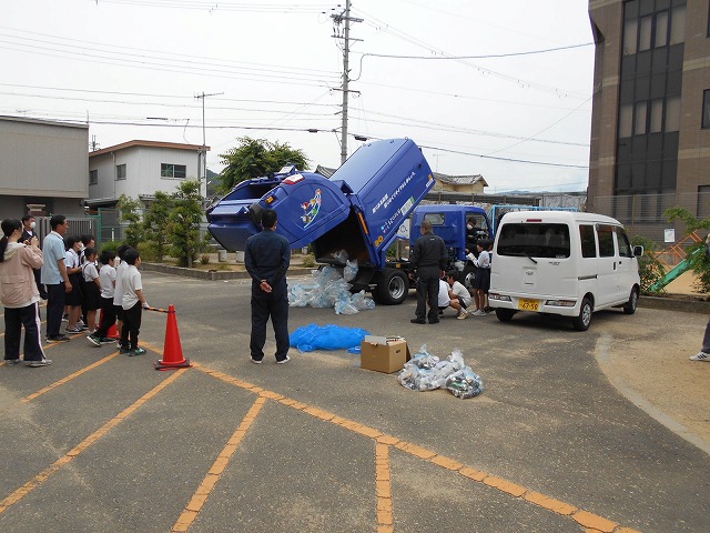 4年　パッカー車の見学・体験