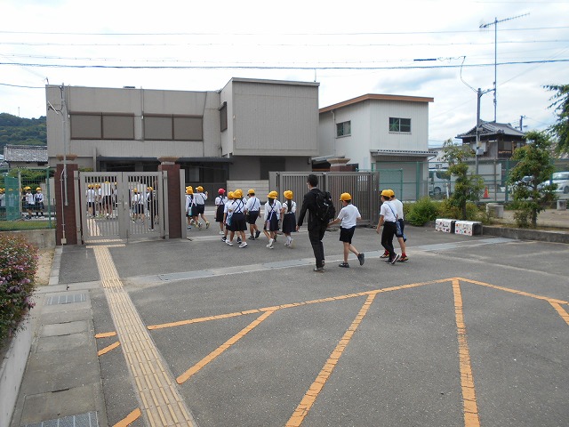 ３年荒川中学校見学・５６年プール掃除
