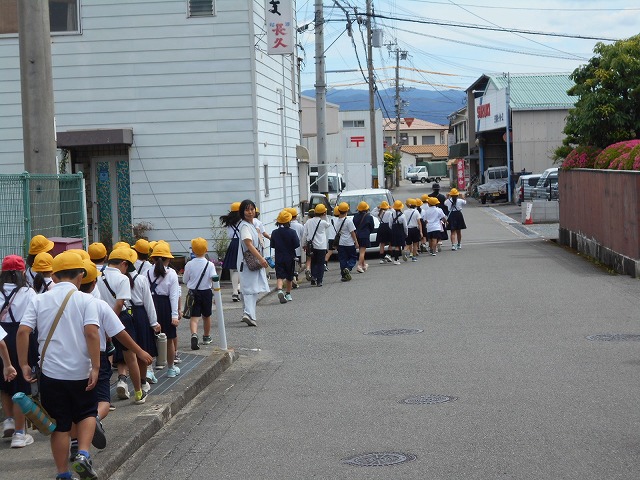 ３年荒川中学校見学・５６年プール掃除