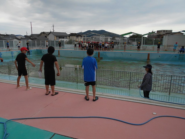 ３年荒川中学校見学・５６年プール掃除
