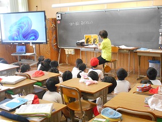 朝の読み聞かせ　高学年