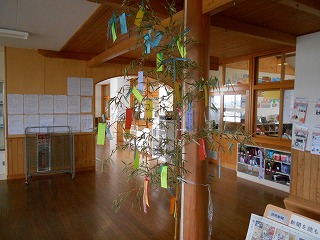 ４年梅ジュース作りと全学年で笹の葉に願いごと