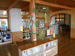 ４年梅ジュース作りと全学年で笹の葉に願いごと