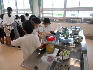 ４年梅ジュース作りと全学年で笹の葉に願いごと