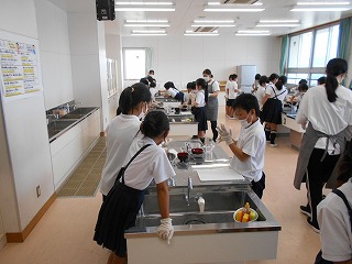 ４年梅ジュース作りと全学年で笹の葉に願いごと