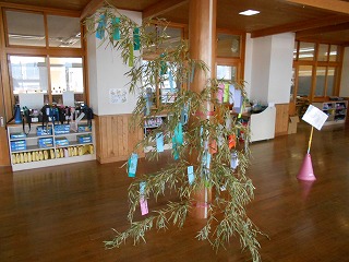 ４年梅ジュース作りと全学年で笹の葉に願いごと