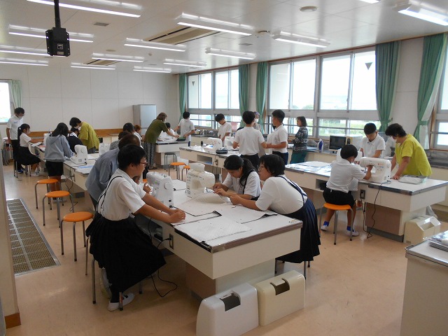６年ミシンボランティア、４年「己書」体験