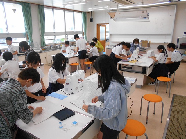 ６年ミシンボランティア、４年「己書」体験