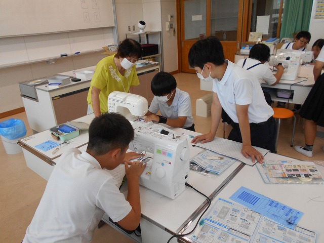 ６年ミシンボランティア、４年「己書」体験