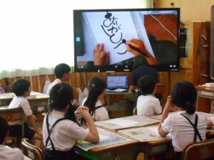 ６年ミシンボランティア、４年「己書」体験