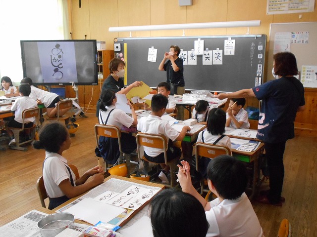 ６年ミシンボランティア、４年「己書」体験